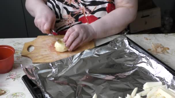 Cocinar Las Patatas Horneadas Una Bandeja Para Hornear — Vídeo de stock