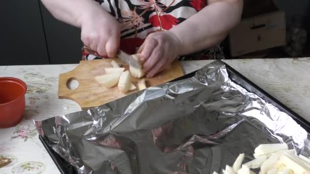 Bucătar Coace Cartofi Foaie Copt — Videoclip de stoc