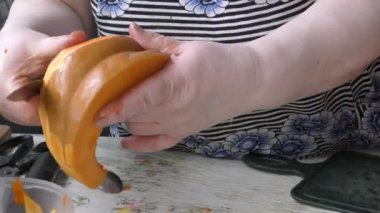 Kadın bir aşçı, balkabağını bıçakla keser. sağlıklı gıda konsepti    