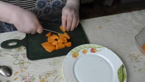 女性の料理人はナイフでカボチャを切ります 健康的な食のコンセプト — ストック動画