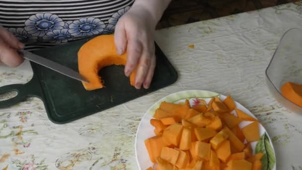 Une Cuisinière Coupe Une Citrouille Avec Couteau Concept Alimentation Saine — Video