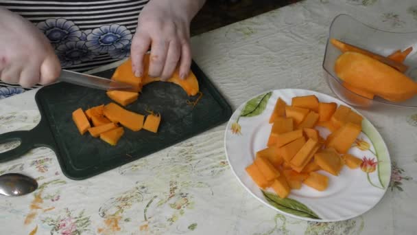 Una Cocinera Corta Una Calabaza Con Cuchillo Concepto Alimentos Saludables — Vídeos de Stock