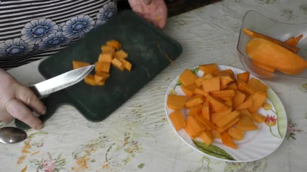 女性の料理人はナイフでカボチャを切ります 健康的な食のコンセプト — ストック動画
