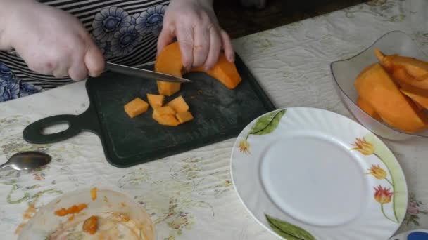 Une Cuisinière Coupe Une Citrouille Avec Couteau Concept Alimentation Saine — Video