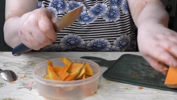 Eine Köchin Schneidet Mit Einem Messer Einen Kürbis Gesundes Ernährungskonzept — Stockvideo