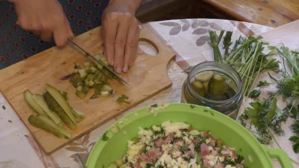 Шеф Кухар Нарізає Маринований Огірок Концепція Здорової Їжі — стокове відео