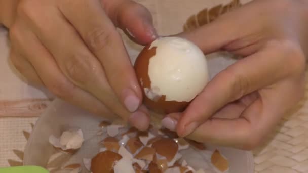 Кухар Очищає Куряче Яйце Концепція Здорової Їжі — стокове відео