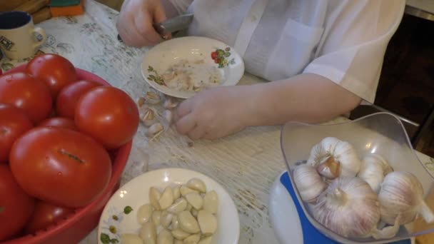 Köchin Schält Knoblauch Mit Einem Messer Gesundes Ernährungskonzept — Stockvideo