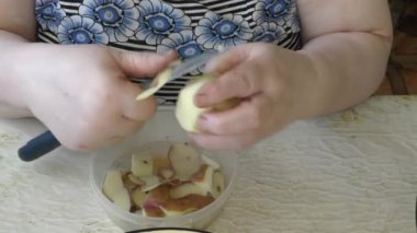 Pişirmek patates soyar. sağlıklı gıda konsepti