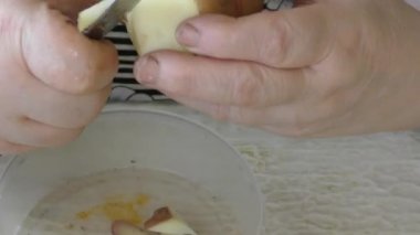 Pişirmek patates soyar. sağlıklı gıda konsepti