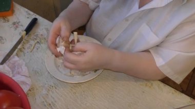 Aşçı sarımsağı temizler. sağlıklı gıda konsepti