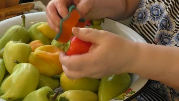 Wäscht Der Koch Das Gemüse Wasser Gesundes Ernährungskonzept — Stockvideo