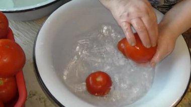 Aşçı sebzeleri suyla yıkar. sağlıklı gıda konsepti