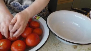 Aşçı sebzeleri suyla yıkar. sağlıklı gıda konsepti