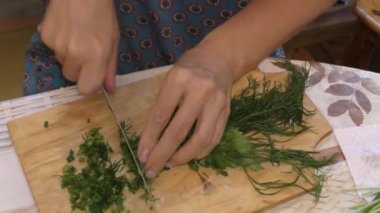 Şef salata hazırlıyor. sağlıklı gıda konsepti