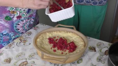 Şef ahududulu bir turta hazırlar. Sağlıklı gıda konsepti