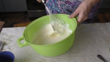 Şef ahududulu bir turta hazırlar. Sağlıklı gıda konsepti