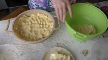 Şef ahududulu bir turta hazırlar. Sağlıklı gıda konsepti