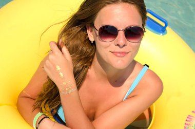 deniz su gezi yaz kız