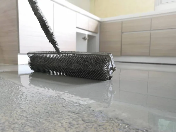 Self-tesviye Beton genellikle iç zemin yüklemeden önce geleneksel beton daha benzer veya daha yüksek bir sıkıştırıcı mukavemeti ile düz ve pürüzsüz bir yüzey oluşturmak için kullanılır.