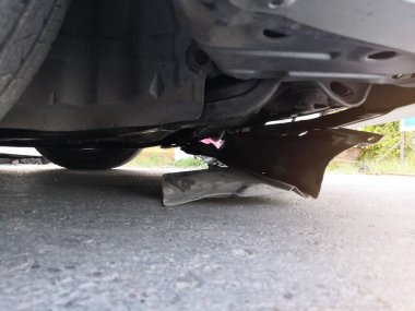 Aracın altında bulunan plastik levhalar, araç kullanmadan önce şok kontrol edilmelidir. Güvenli sürüş veya sürüş güvenliği konsepti.