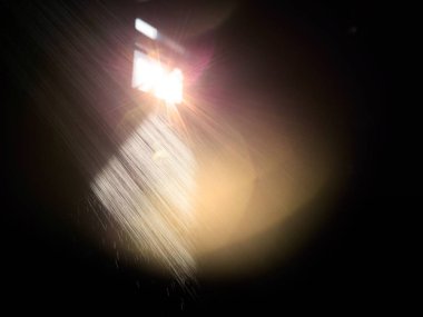 Duş alırken pencereden geçen sabah ışığı.