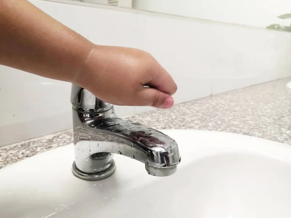 Criança Mão Pressionando Botão Uma Água Conceito Água Restroom — Fotografia de Stock