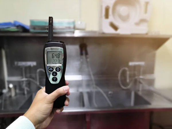  Teknisyen merkezi steril tedarik departmanında sıcaklık ve nemi kontrol ediyor. Temiz oda ve ameliyathane konsepti.