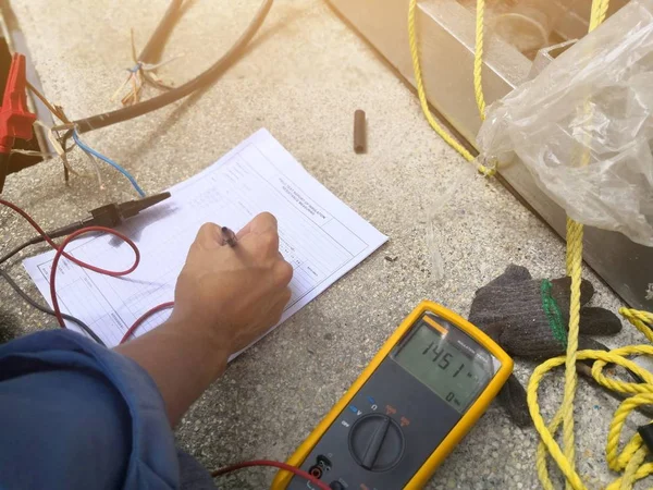 Mühendis kontrol veya kontrol yalıtım direnci elektrik tel için ölçme.