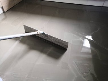 Self-tesviye Beton genellikle iç zemin yüklemeden önce geleneksel beton daha benzer veya daha yüksek bir sıkıştırıcı mukavemeti ile düz ve pürüzsüz bir yüzey oluşturmak için kullanılır.