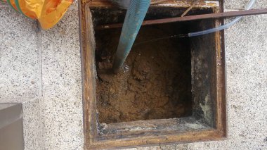 Hastanedeki yağ havuzundan yağ kalıntısı. Yağ havuzunda yağ. Uzman 