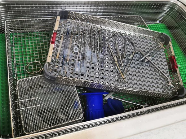 Merkezi steril malzeme bölümündeki Ultrasonik makineyle tıbbi ekipman temizleme prosedürü. Ultrasonik cihazla tıbbi cihazı temizleme süreci..
