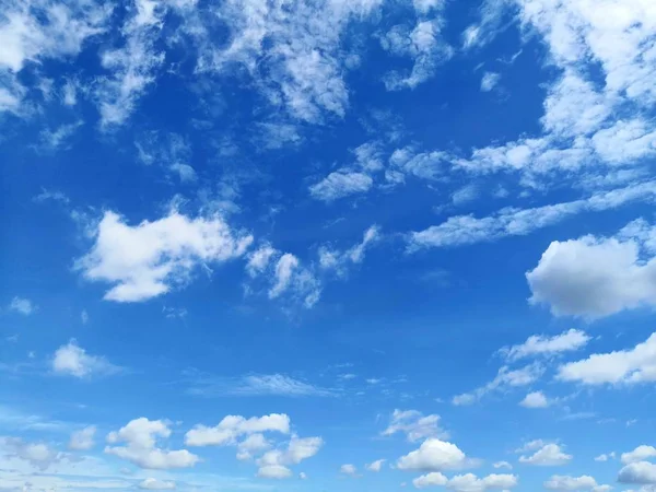 Langit Biru Dengan Putih Awan Lembut Langit Cerah — Stok Foto