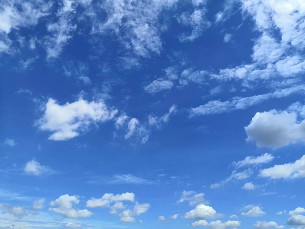 Langit Biru Dengan Putih Awan Lembut Langit Cerah — Stok Foto