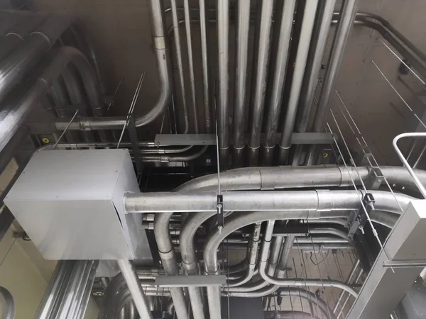 Ana Dağıtım Kurulu odasında çimento tavan üzerinde elektrik kutusu ile kablo kablolama eklemi için galvanizli çelik kanallar ve Çekme kutusu dolu.