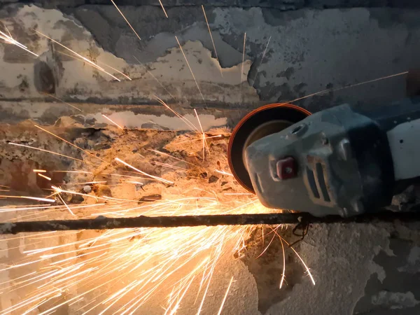 Bauarbeiter Schneidet Eisen Aus Der Wand Mit Schleifer Funken Beim — Stockfoto