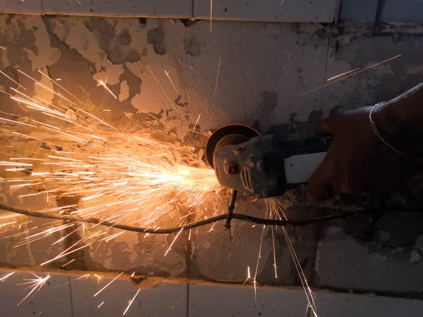 Bauarbeiter Schneidet Eisen Aus Der Wand Mit Schleifer Funken Beim — Stockfoto