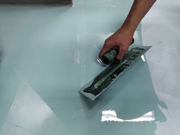 Los Trabajadores Construcción Están Pintando Piso Usando Método Epoxy Spread — Foto de Stock