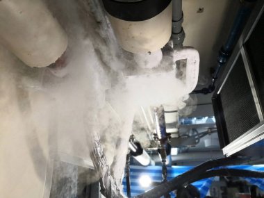 Chiller sistemi için Boru Dondurma. Sistemdeki sıvının artık boşaltılmasına gerek yoktur, bu nedenle değerli zaman kaydedilebilir ve pahalı süreç.