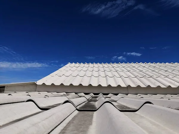 双屋顶瓷砖和斜坡与云和蓝天背景 带蓝天的瓷砖屋顶 — 图库照片