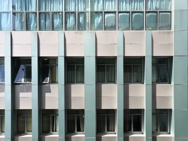 Edificio Arquitectura Moderna Abstracta Con Ventanas Láminas Compuestas Reflexiones Sombras — Foto de Stock