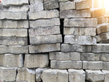 Birçok çim blokları yere yığılmış. Çimento Bloklarının arka plan dokusu.