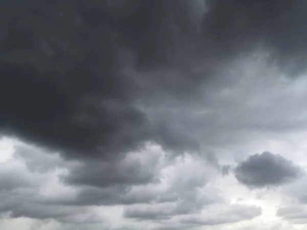 Bulutlu dramatik gökyüzü.yağmur fırtınası bulutlu karanlık yağmurlu mevsim siyah koyu renk tonu yla korkutucu gökyüzü