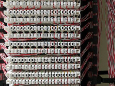 Ana dağıtım çerçeve odasında (Mdf) Pabx Oda, Telekomünikasyon etiket blok raf. Kablolu santral paneli. Telefon değişim odası.