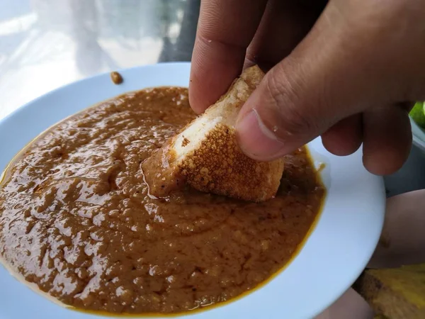 Hände Die Toastbrot Erdnusssoße Tauchen — Stockfoto