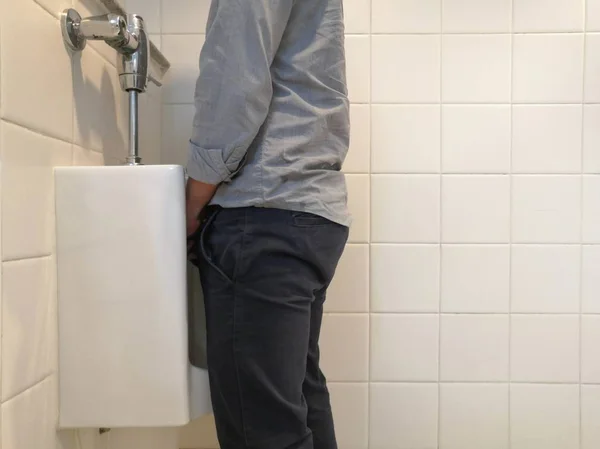 Homem Negócios Urinando Fazendo Xixi Para Urinol Banheiro Incontinência Concept Imagem De Stock