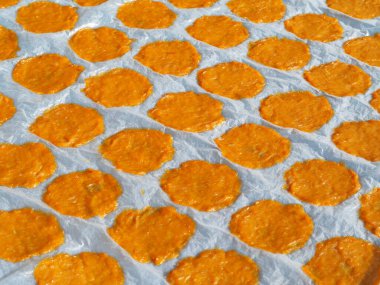 Olgun mangodan yapılmış kurutulmuş mango ezmesi. Tayland tatlı mango örtüsü..