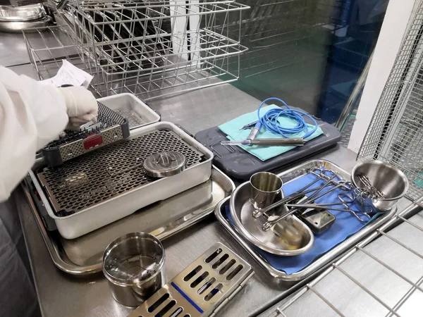 Personel steril tıbbi malzeme bölümünde tıbbi malzemeler hazırlıyor..