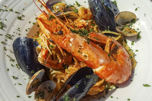 İtalyan restoranda deniz ürünleri makarna yakın