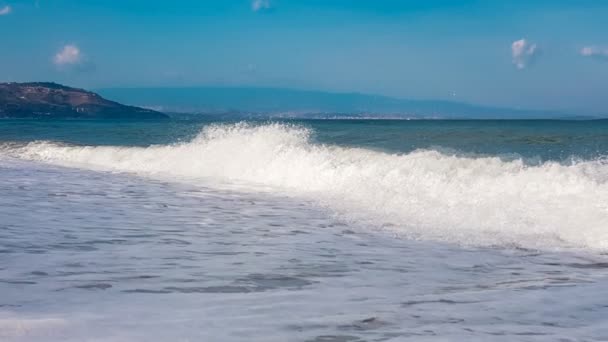 La mer avec des vagues qui s'écrasent sur le rivage, Calabre, Italie .